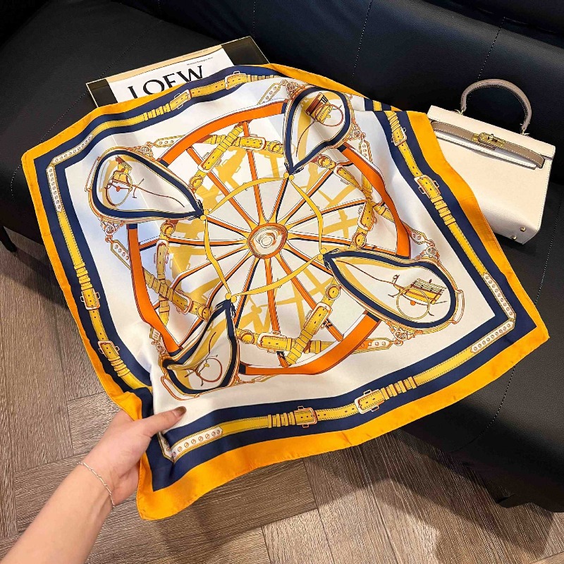 Foulard Quadrato Sottile in Se - Luxury Bags Brands recensione e prezzo